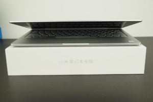 xiaomi-mi-notebook-air-vorderseite-augeklappt