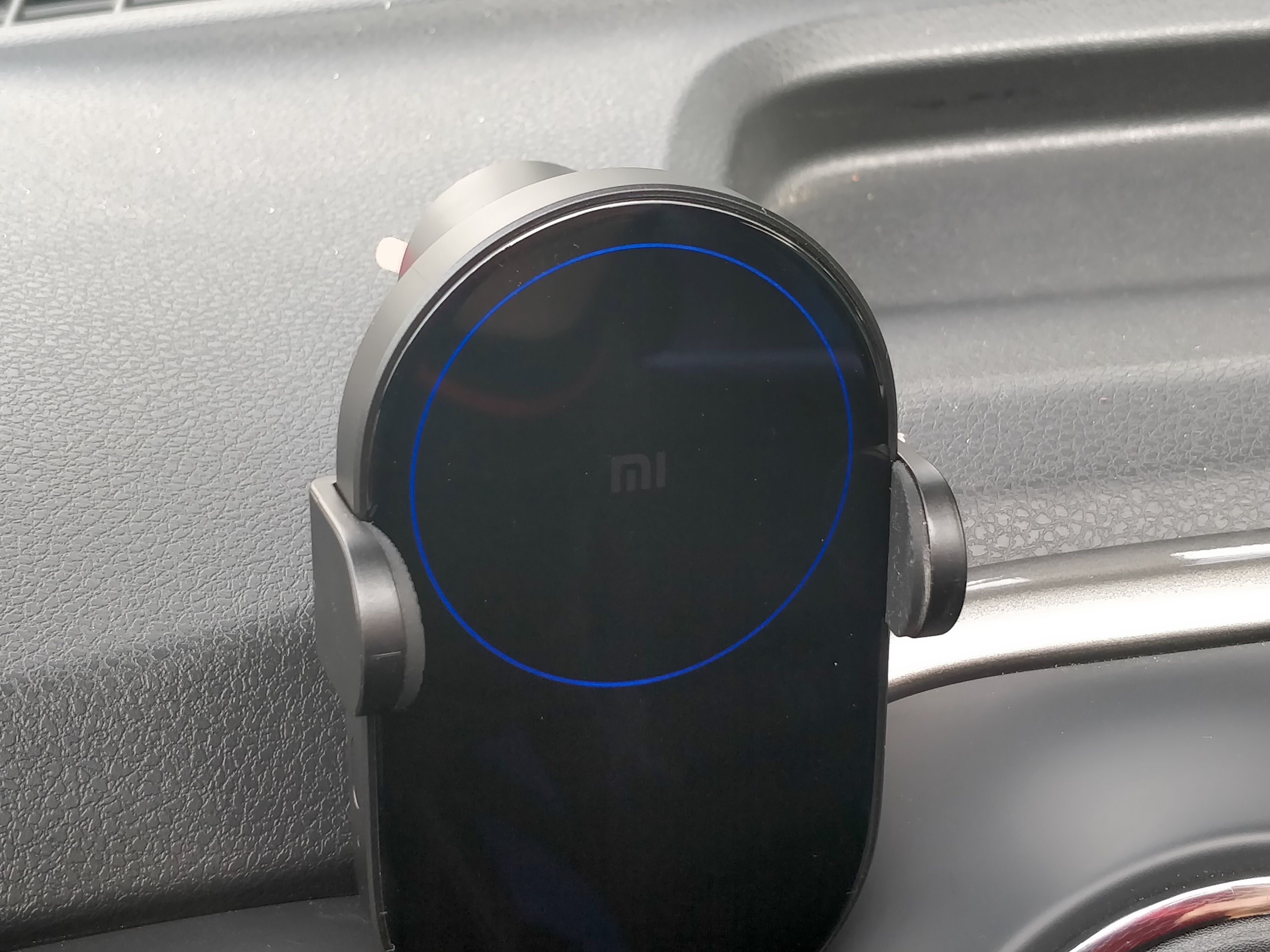 https://www.chinahandys.net/wp-content/uploads/2019/05/xiaomi-20w-wireless-car-charger/Xiaomi_wireless_charger_auto_pad.jpg