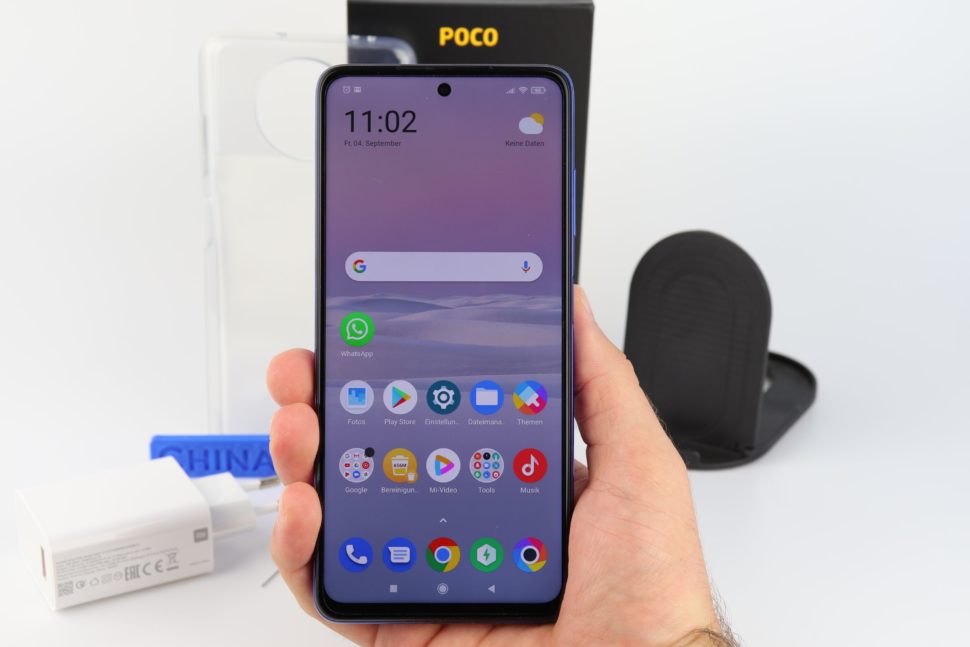 Poco X3 NFC Hand Vorder und Rückseite 1