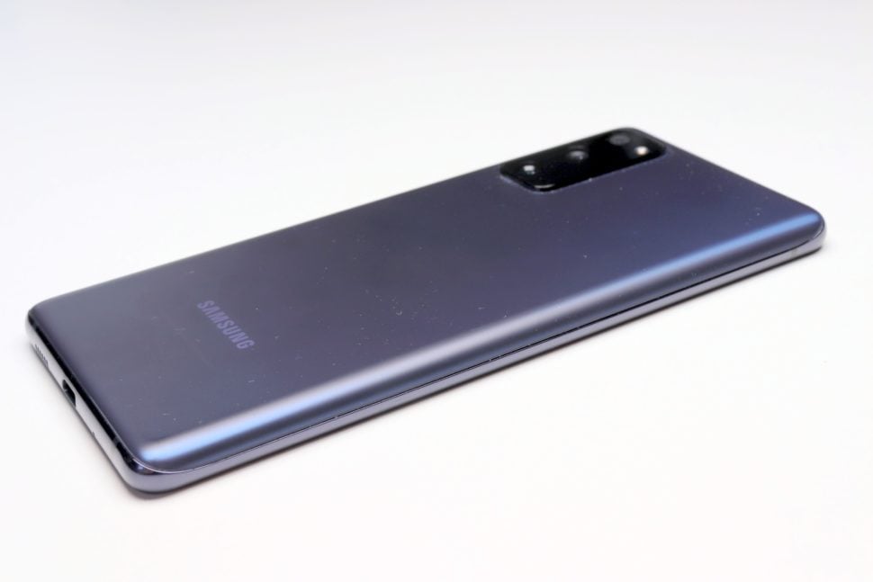 Samsung Galaxy S20 FE design review 3