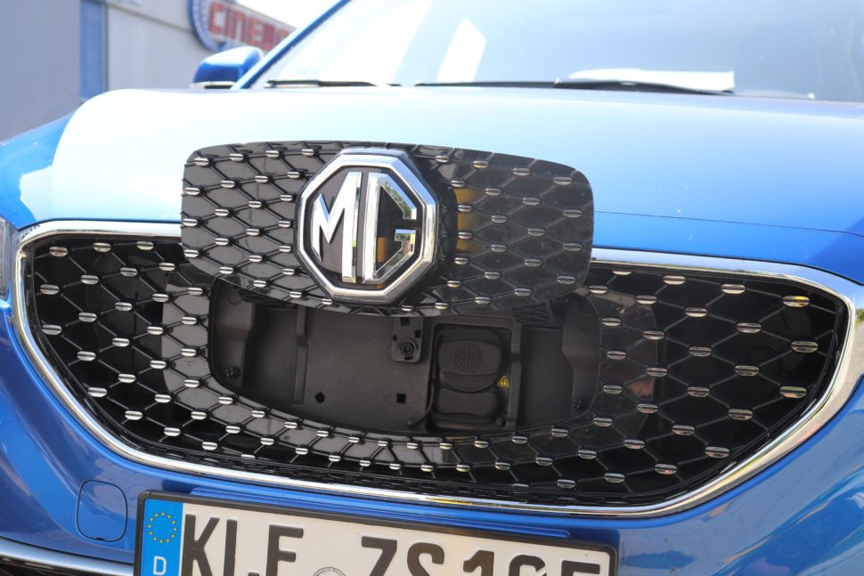 MG ZS EV Kuehlergrill offen Laden