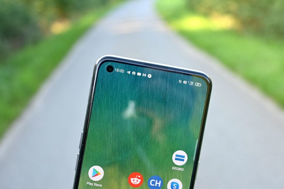 realme gt master edition display edges punchhole notch 1