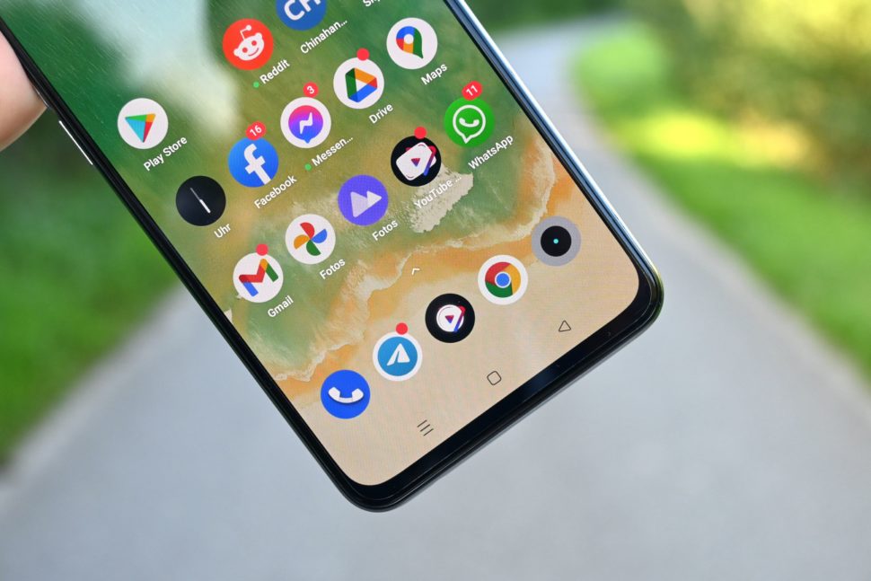 realme gt master edition display edges punchhole notch 2
