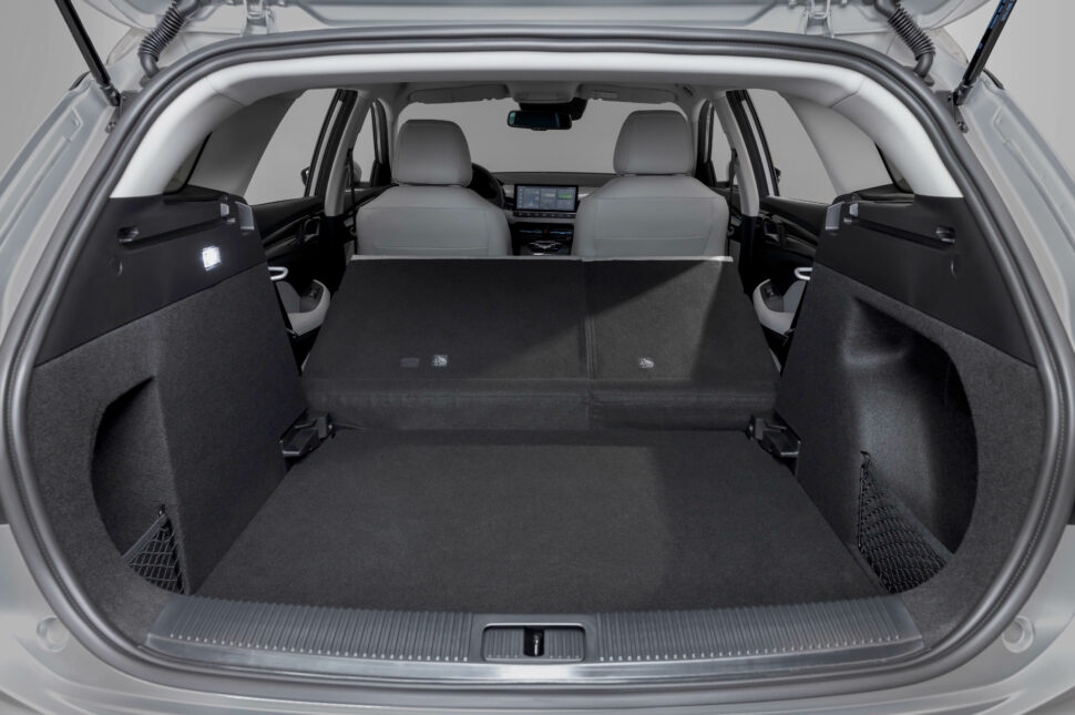 MG5 Electric luggage space