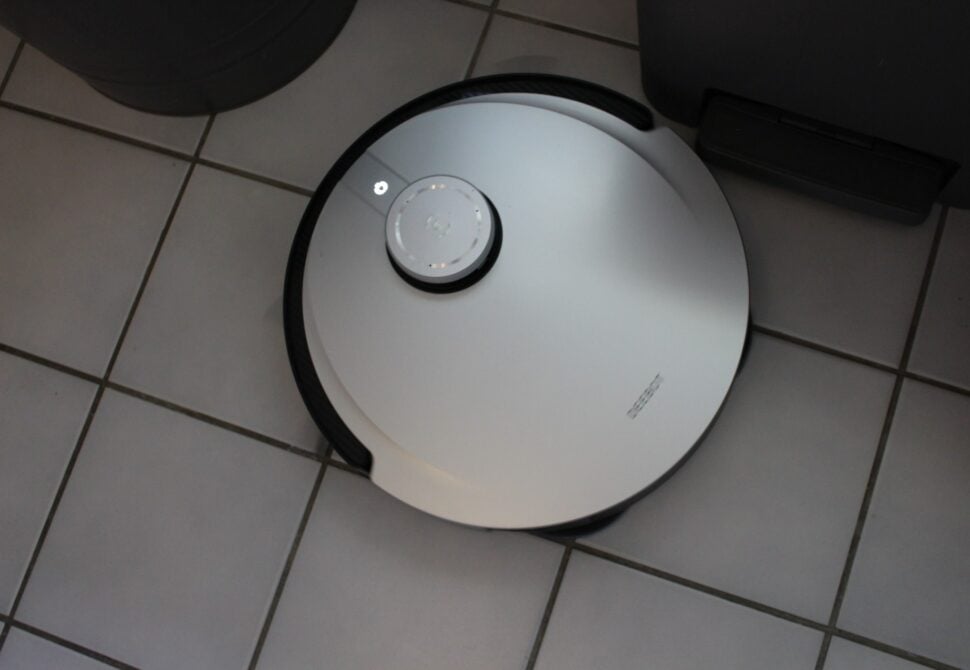 Ecovacs Deebot X1 in action e1663023195802