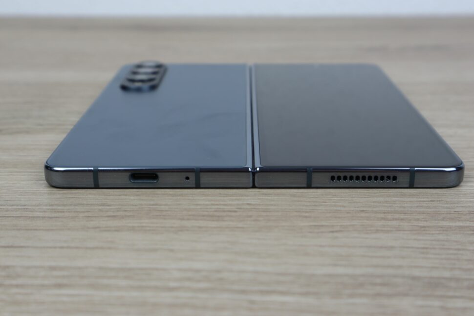 Samsung Galaxy Z Fold 4 Anschluesse aufgeklappt 1