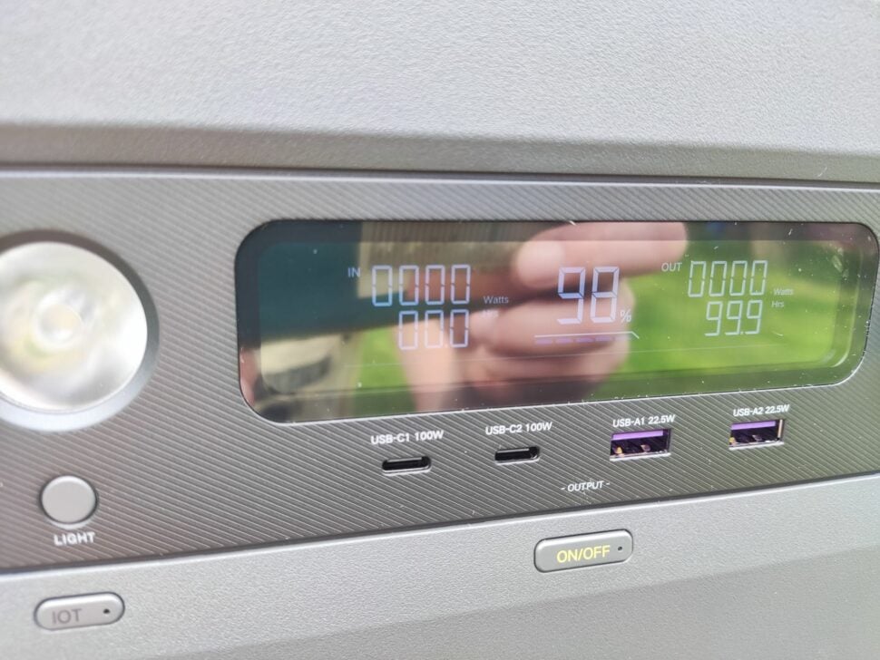 UGreen PowerRoam 600 Display3