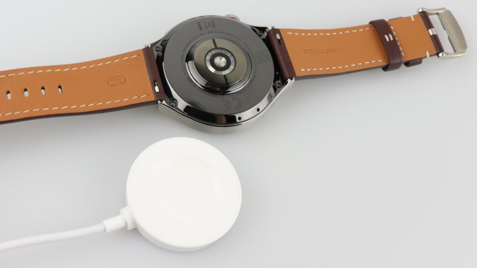 Huawei Watch 4 Pro Test Produktfotos Aufladen 1