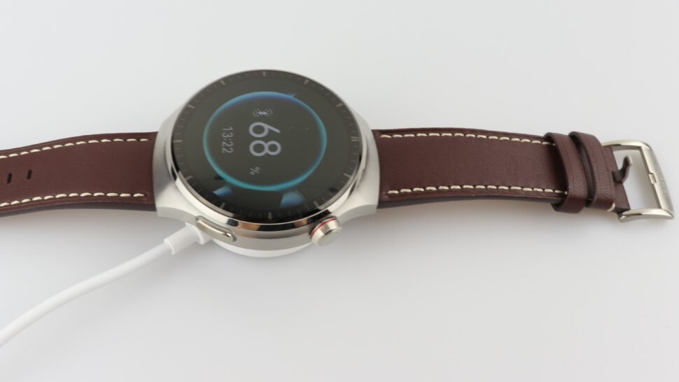 Huawei Watch 4 Pro Test Produktfotos Aufladen 2