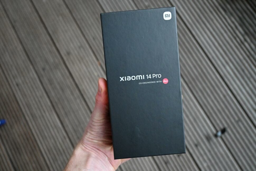 Xiaomi 14 Pro unboxing