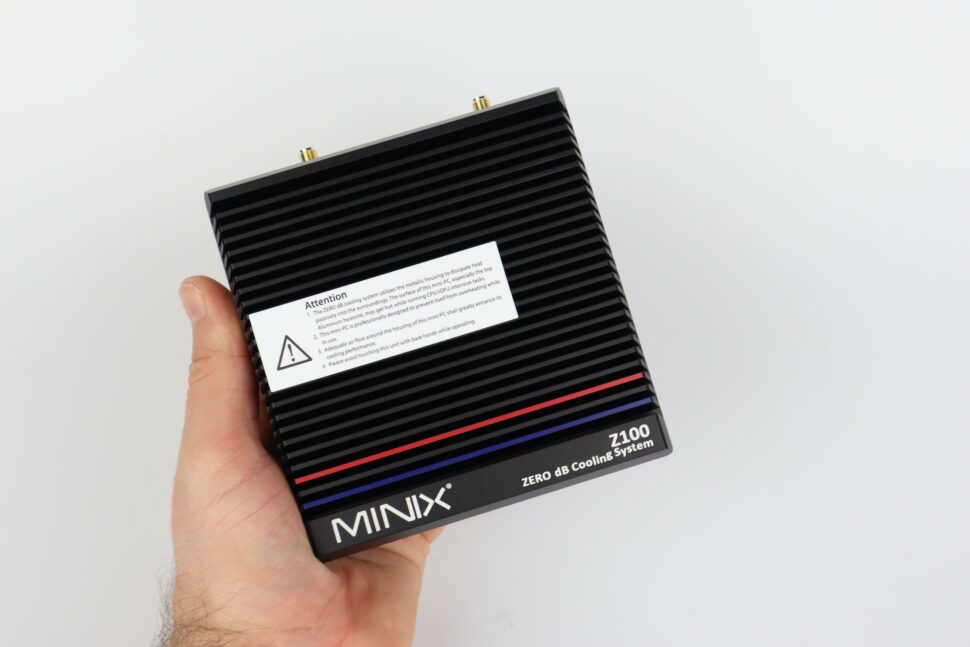 Minix Z100 0dB Mini PC Hand Groesse 3