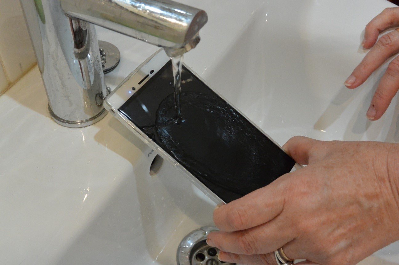 Wasserschaden am Handy? So rettest Du Dein Smartphone!